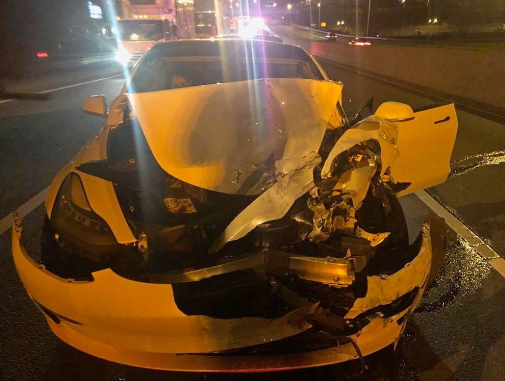 В московском стиле: Tesla Model 3 на автопилоте врезалась в полицейскую машину post thumbnail image